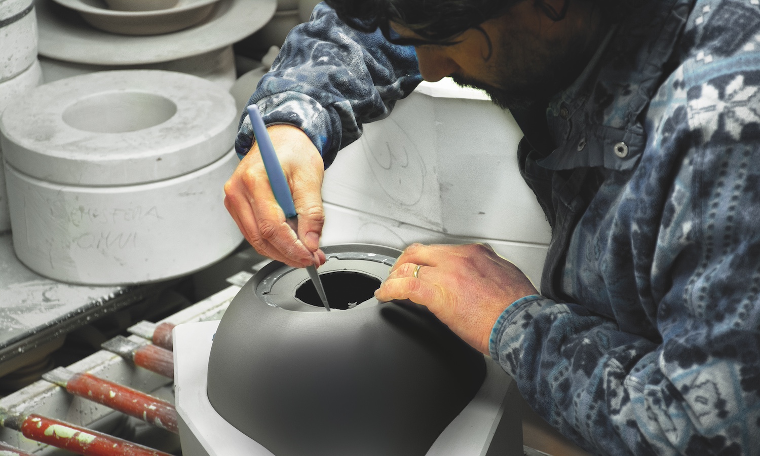 Fabrication artisanale du corps en céramique de Goccia