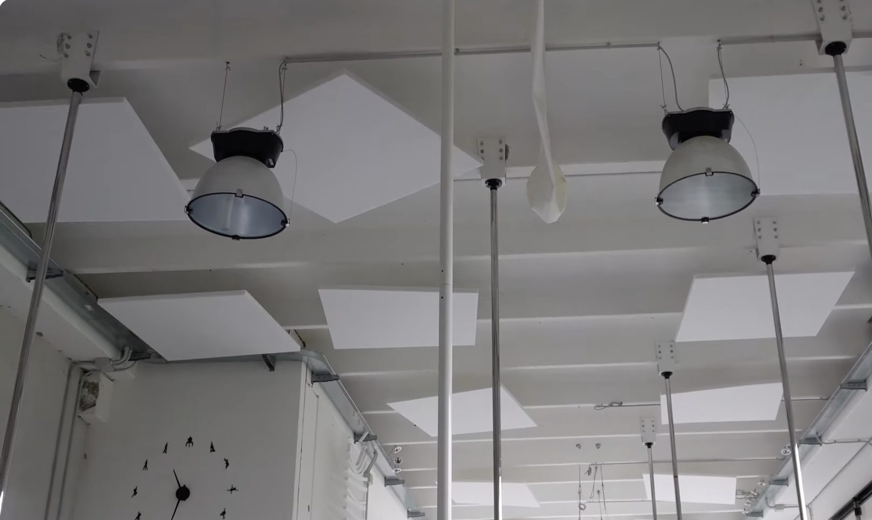 Composizione artistica di pannelli fonoassorbenti Garvan installati a parete nella palestra ACROBAT ASD