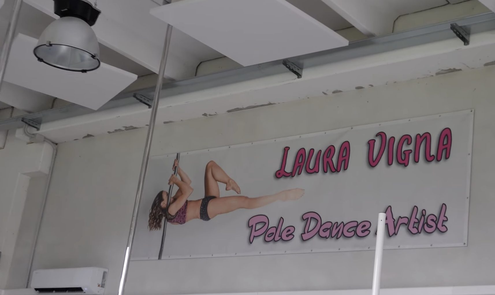 Palestra ACROBAT ASD con pannelli fonoassorbenti Garvan installati a soffitto e parete