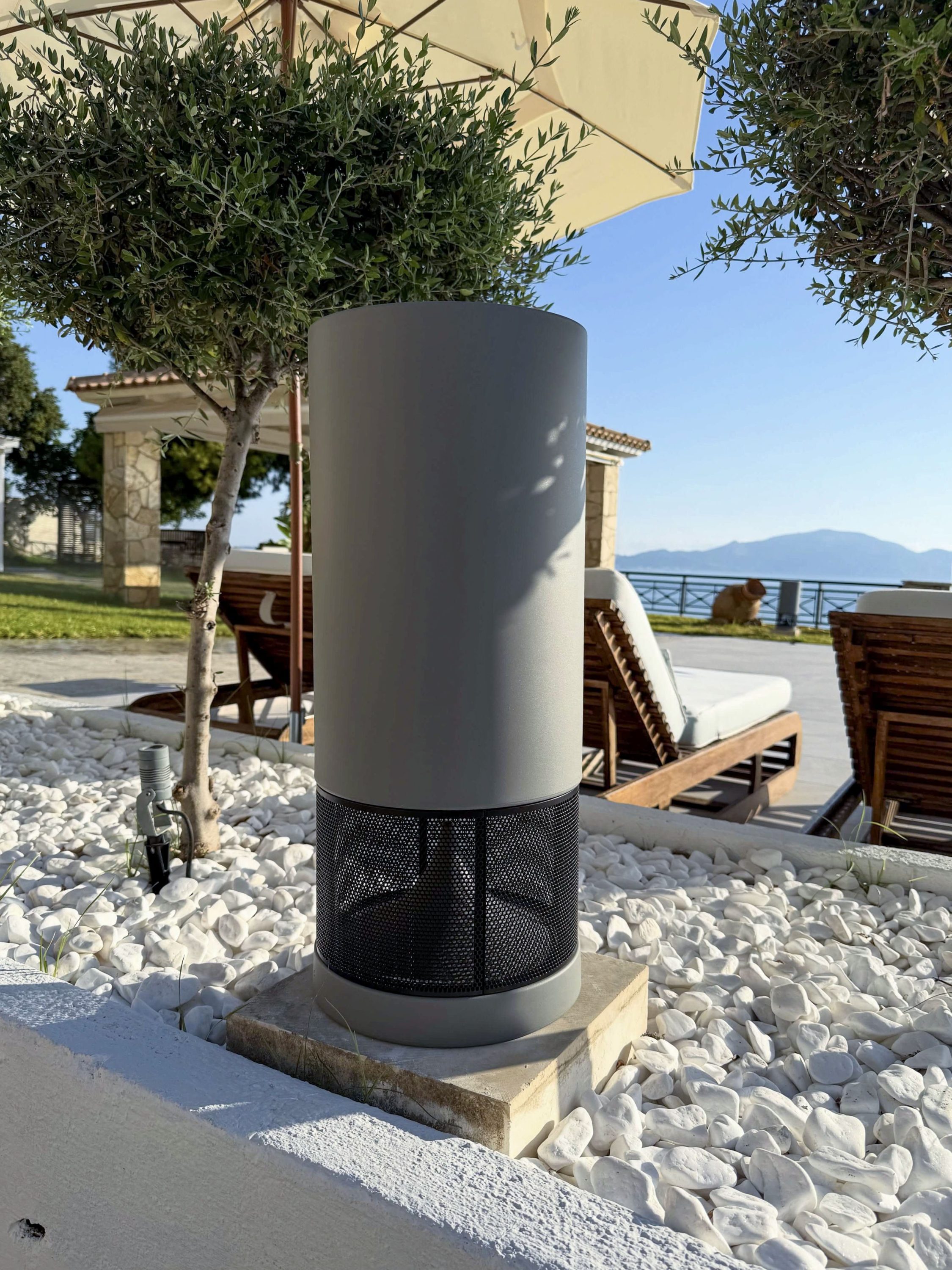 Sistema audio outdoor Garvan nella zona piscina di una villa privata in Grecia