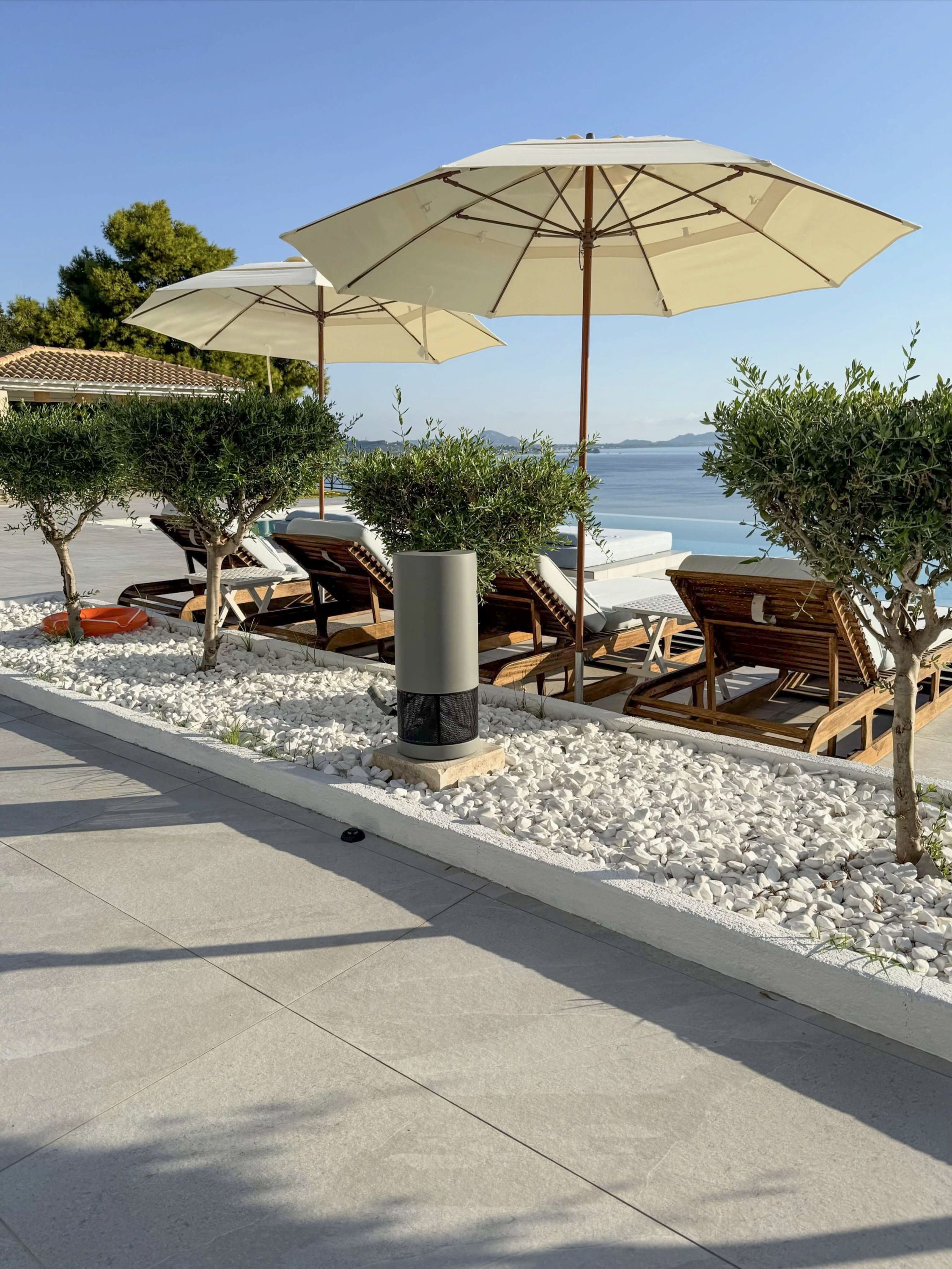 Diffusore da giardino Garvan SN120 a 360 gradi integrato tra ulivi e pietra bianca
