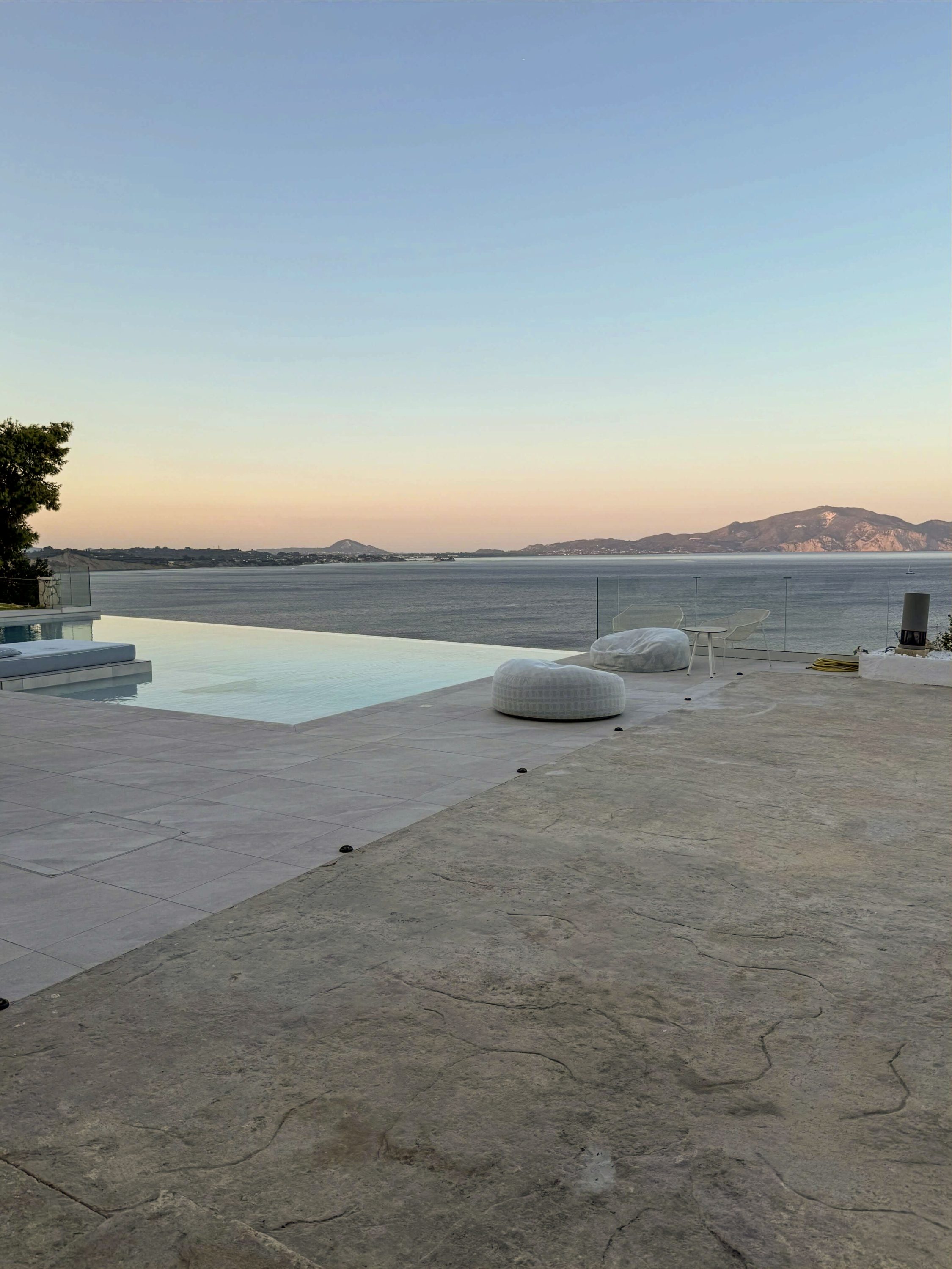 Piscina infinity e giardino di una villa con impianto audio outdoor Garvan