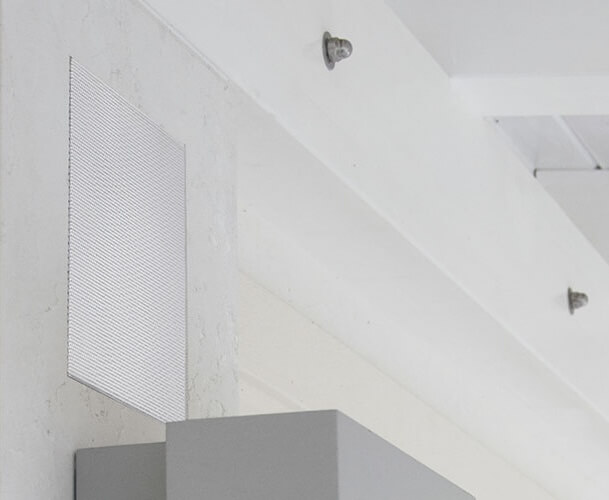 Wandbündige Installation des KR16M Lautsprechers für maritime Umgebungen