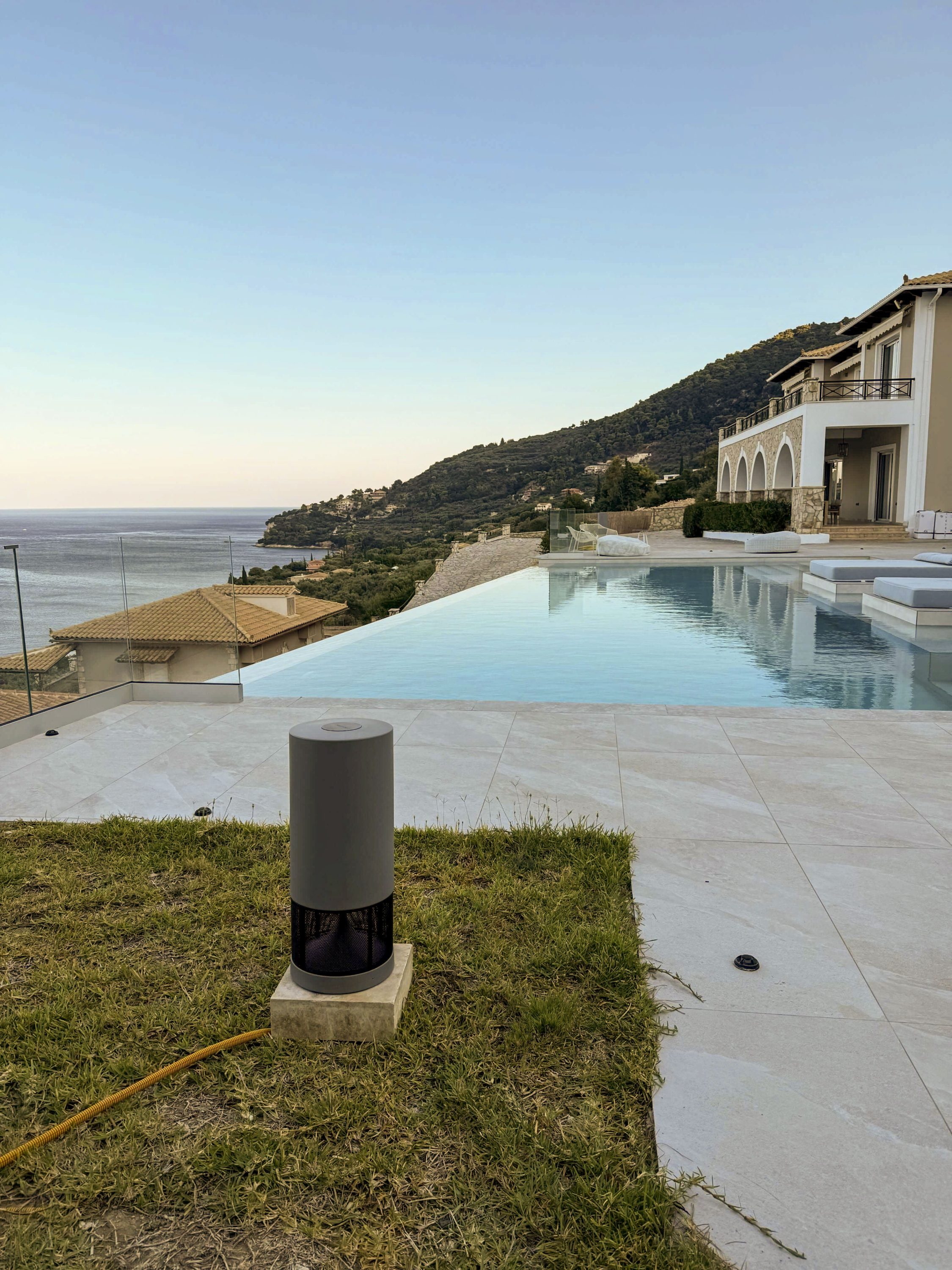 Garvan SN120 integrato nel giardino accanto alla piscina