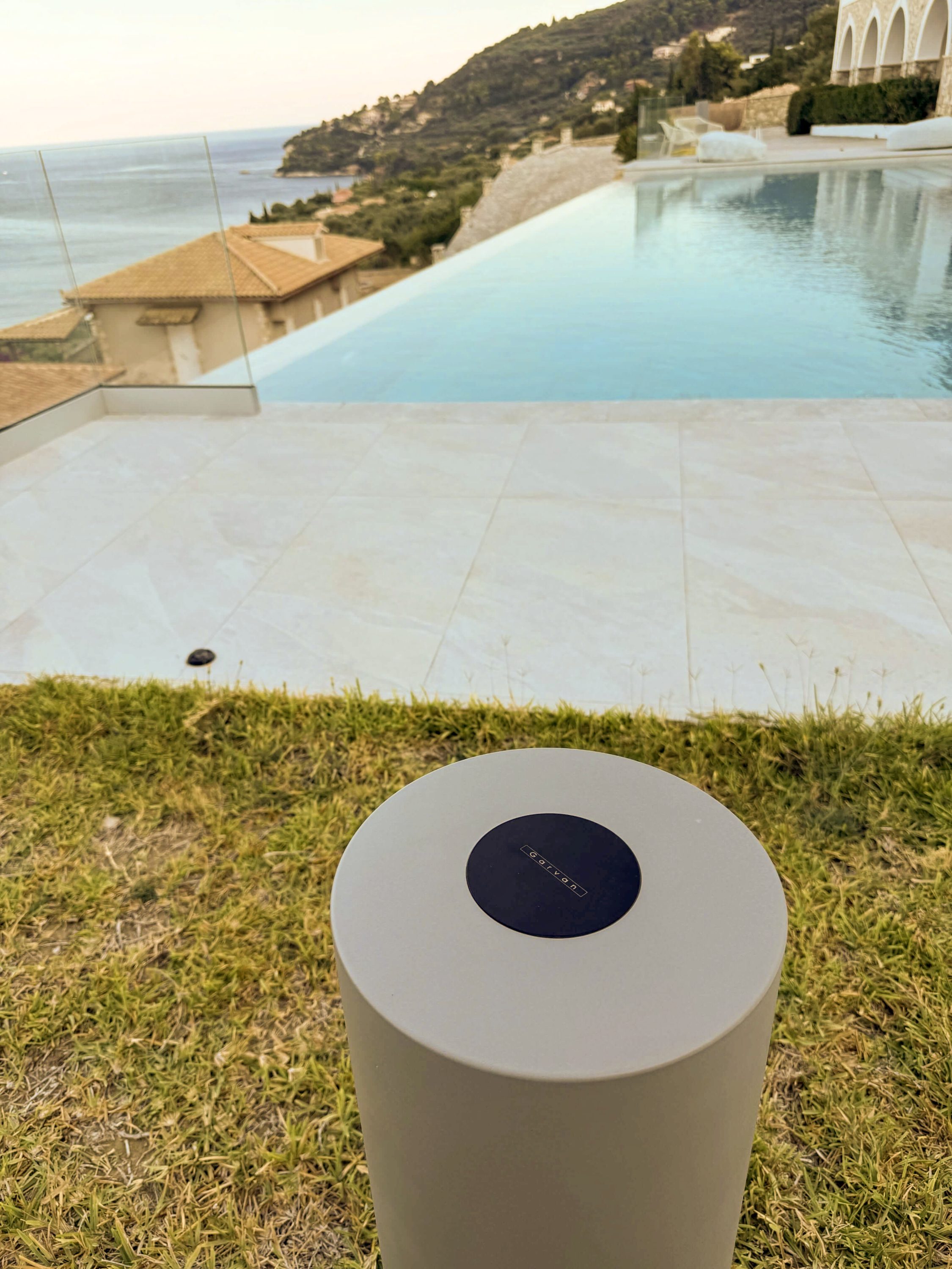 Diffusore outdoor SN120 installato vicino alla piscina di una villa sul mare