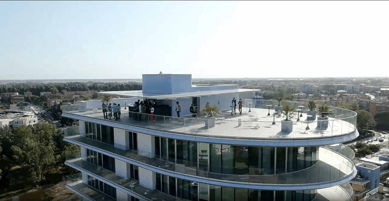 Ansicht des Torre Nord in Pisa mit Panoramaterrasse und Outdoor-Audiosystem